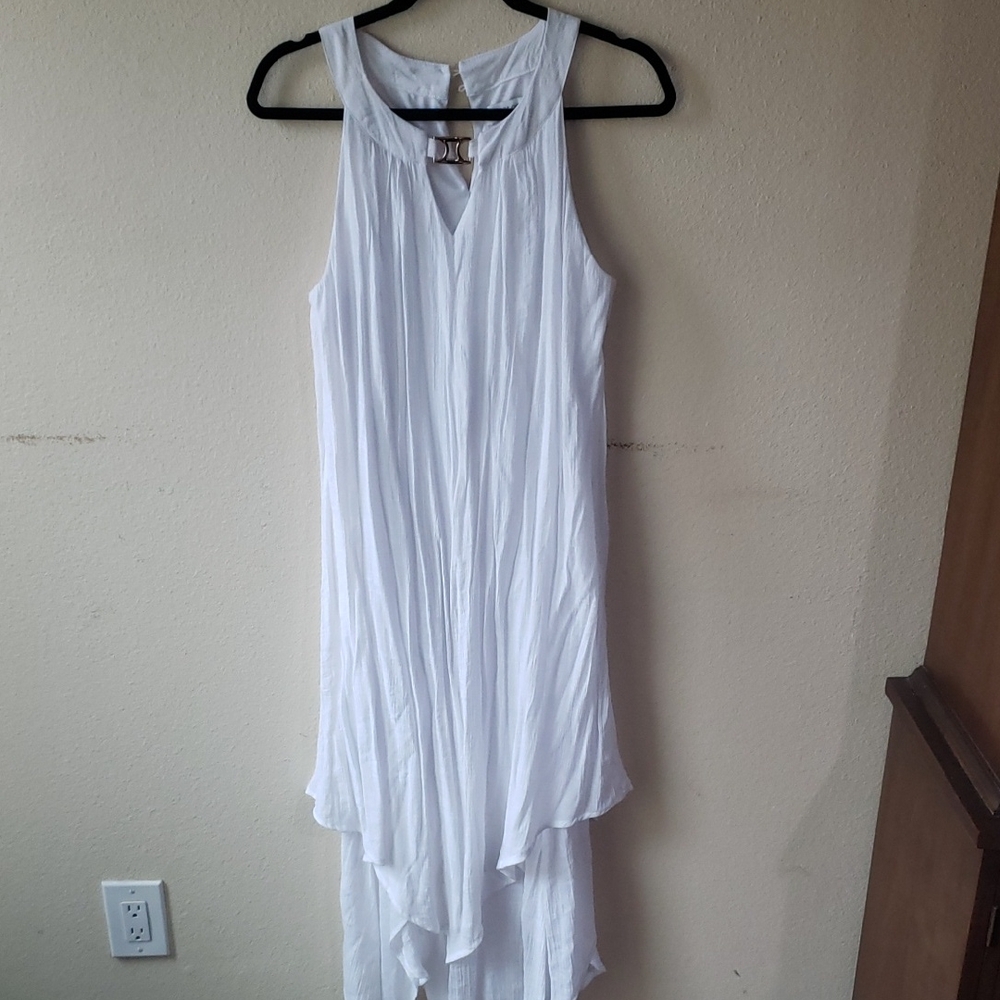 Elegant White Sleeveless Dress